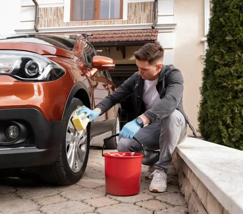 Lavage auto à domicile Avenay-Val-d'Or : professionnel intervenant sur un véhicule